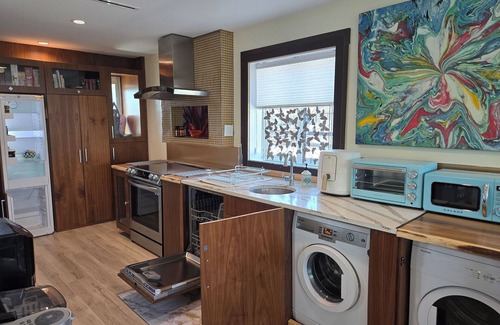 Knight House | n7KM-15Min from D/T Private 1000SF Top Floor Suiten The Birdsnest Welcomes U