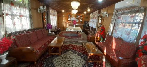 Nagin Bagh Hotel | Nageen Castle Group of House Boats