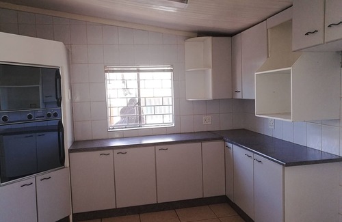 Primrose Cottage | Naisar Apartments/Holiday Home in Johannesburg near O .R. Tambo Airport