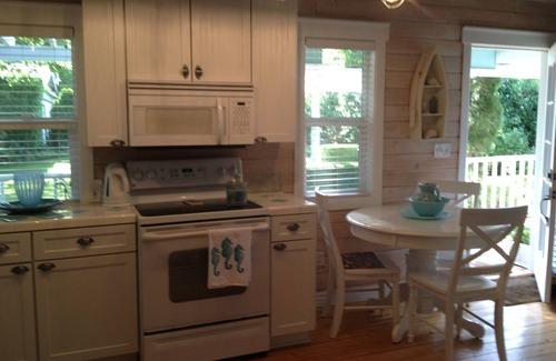 North Juanita Cottage | Nantucket Style Guest Cottage perfectly located near Juanita Beach in Kirkland!