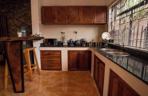 Arusha House | Nanyori 3 BDR APT: Wi-Fi, Hot tub, Firepit, Games + all 3 units