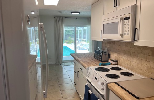 Edgewater House | Naomi’s pool, river & beach getaway