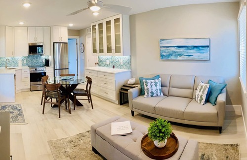Old Naples Condo | Naples ~ Perfect Location On 5th Avenue ~ 1.5 Block From Beach, Dining, Shopping