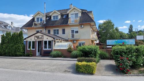 Siofok Aranypart Bed & Breakfast | Napsugár Apartmanház