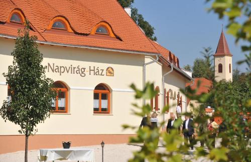 Zsira House | Napvirág-Ház