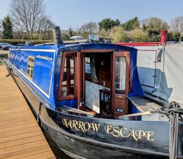 Tring Boat Rental | Narrow Escape - 50ft Boat on the Grand Union Canal, near Tring