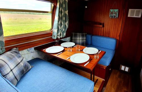 Tring Boat Rental | Narrow Escape - 50ft Boat on the Grand Union Canal, near Tring