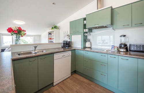 Mariri Apartment | Natural Lake and widespread views with family sized apartment/house