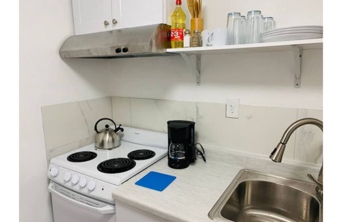 San Leandro House | Natural Light 1 Bedroom In-Law Unit w/Washer/Dryer