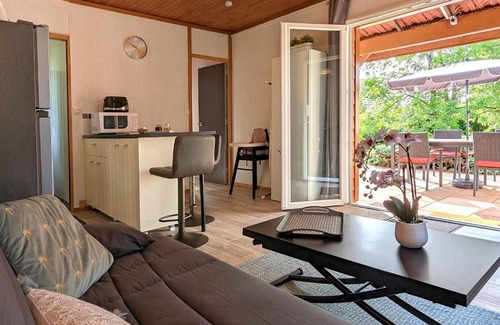 Pesmes Cottage | Nature retreat chalet with terrace, air conditioning, private parking