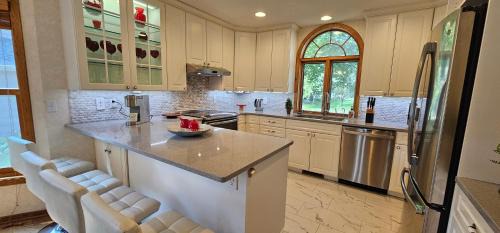 Chanhassen House | Nature's Blissful Haven - King Bed & Heated Garage