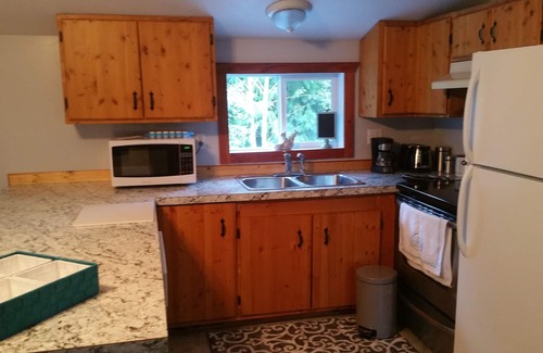 Regional District of Nanaimo Cottage | nature 's loft 650 sq ft with open deck and outside fire pit