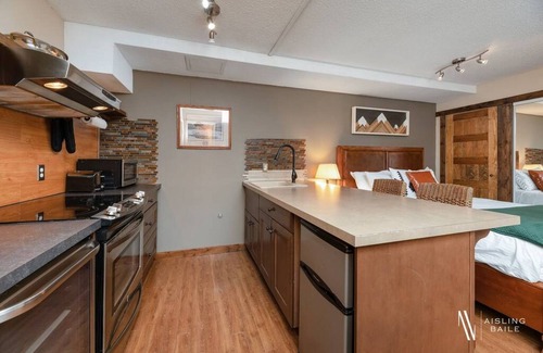 East Kootenay Apartment | ⛷Nature`s Nook⛷ | Ski In/Out | Pools | Hot Tub