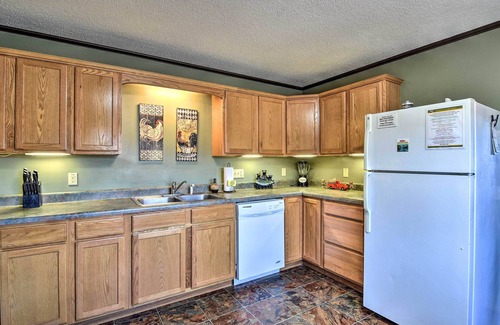 Whittier Cabin | 'Nature's Retreat' w/Hot Tub: 7 Mi to Bryson City