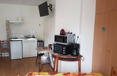 Bucy-Saint-Liphard Cottage | Nature stay near Orleans with animals and pond