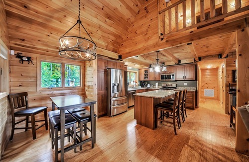 Belgrade Cottage | Natures Classroom Awaits/4Seasons/Posh Yet Rustic/Hot Tub Sunsets, Fires & More!