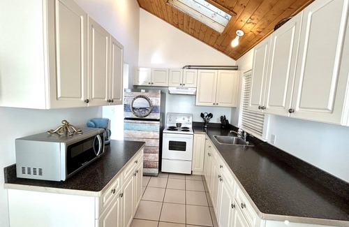 Anglemont Cabin | Nauti Cabin with HOT TUB! - Shuswap Vacations and Sledding Accommodation
