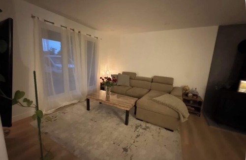 Ottawa Division House | nClean renovated room Just 5 minutes away from Ottawa airport.