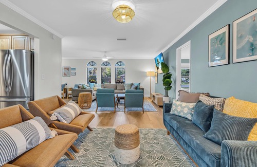 Palma Sola House | Near AMI/Sarasota-Heated Pool-Hot Tub-Putting Green-Backyard Games-Game Room