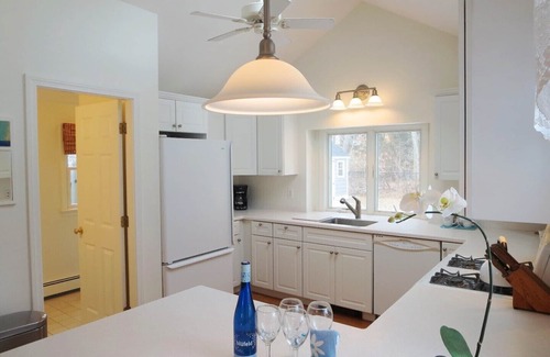 West Chatham House | Near Beach, AC, WiFi, Pet friendly, fenced yard
