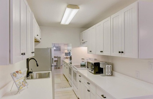 Laurel Park Apartment | ✬Near Beaches✬Laurel Park✬Full Kitchen✬FastWifi