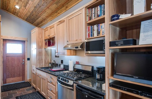 Toston House | Near Bozeman~Modern Rustic Retreat~Private Guest House ~Missouri River