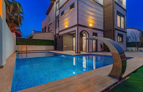 Kadriye Villa | NEAR BY THE LAND OF LEGENDs , PRİVATE POOL WİTH JAKUZZİ VİLLA MOON