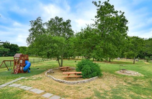 Cedar Hill Apartment | Near Cedar Hill State Park Apt with Pool Access!