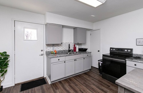 Des Moines House | Near Downtown ~ Fun backyard ~ Pet Friendly ~ 3 BDRM