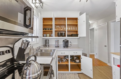 Sharon Heights House | Near Downtown Home, Dogs allowed, Easy Private Parking, Big Yard, Patio,