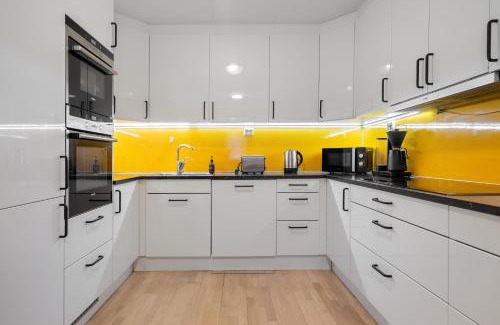 Tromso Apartment | Near Downtown - Large Beds - Free Parking