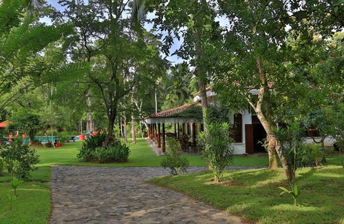 Unawatuna Villa | Near Galle, recent colonial house, 3 bedrooms, large swimming pool in the park
