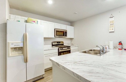 New Caney House | Near Hiking & Fishing: Airy Retreat in Cleveland!