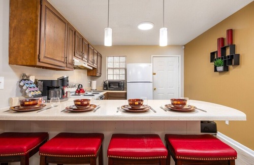 Pineville Apartment | Near Hospitals | P&G | 3 TVs | King 🛏 | PetsOK🐩