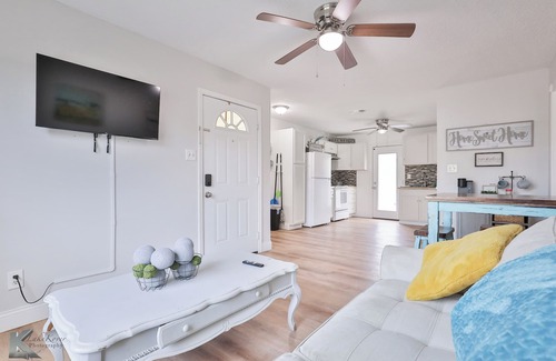 Abilene House | Near HSU, ACU & Hendrick ~ Clean ~ Charming Cottage ~ New Discounts ~ Pets