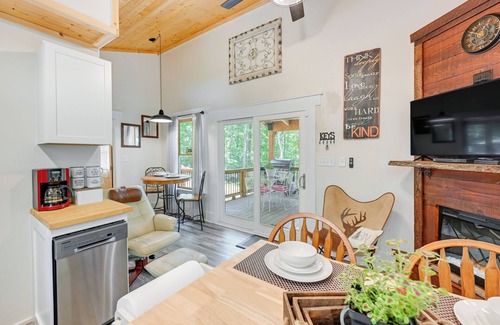 Hiawassee Cabin | Near Main Street w/Hot Tub: Retreat in Hiawassee!