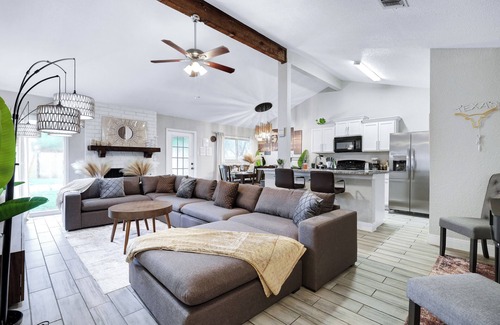 Heritage House | Near Sea World | Hot Tub Swing Set BBQ Yard Games