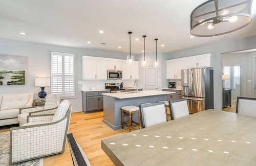 Oxford House | Near Square & Campus: Modern Home w/Pool Access!