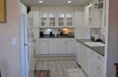 Williams House | Near town, Golf & Lake, 3133 sqft,1.9 ACRE, 6 BD w/4 kings, 4BA, game room, HVAC