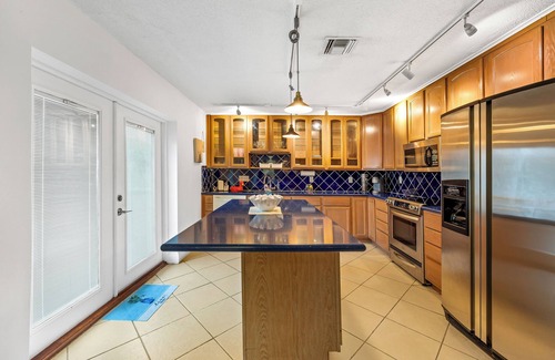 Poinciana Park Apartment | Nearby Airport/Port Getaway Bungalow Fort Lauderdale, Cozy, private w/balcony
