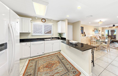 Ono Island Condo | Needle Rush Point | 2 Pools, Docks w/Slips | Walk to FloraBama | Beachfront | My Beach Getaways