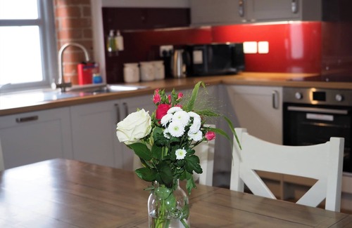Cottingham Apartment | Nellies Shed, 3 bedroom cottage with hot tub. Wolds Way Holiday Cottages