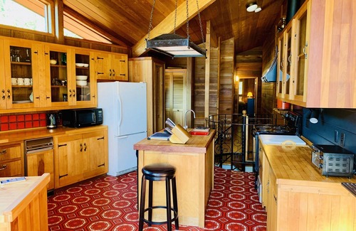 Nelson House | Nelson Beach Chalet 5 Bedroom Waterfront House