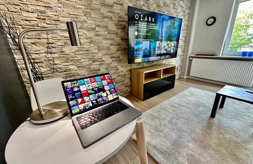 Centrum Apartment | NEON 3 silence metro WiFi 85'TV Netflix HBO