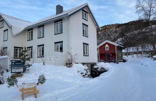 Meldal House | Ner-Grefstad gard