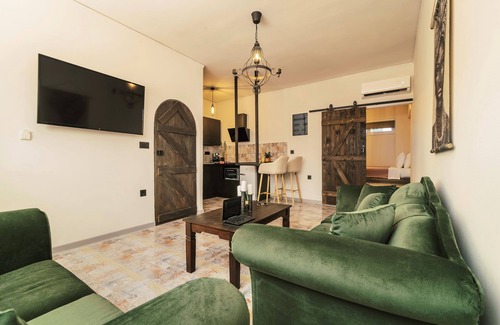 Petaloudes Apartment | Nest of the sun - Μοναδική αρμονία ξύλου και μοντέρνας διακόσμησης"