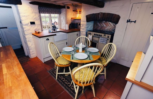 Shipton under Wychwood Cottage | Nestled in the picturesque village of Shipton under Wychwood. Dog friendly