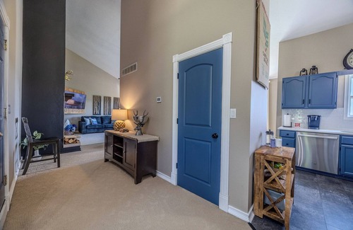 Kaiser House | Nestled on a bluff overlooking the Osage River and Golf Course.