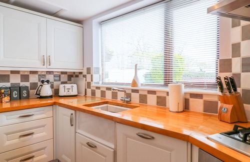 Hardstoft Cottage | NETHERFIELD COTTAGE, family friendly, with hot tub in Pilsley