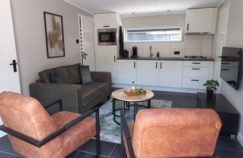 Bruinisse House | Nette vakantie woning met tuin en terrassen midden in het dorp